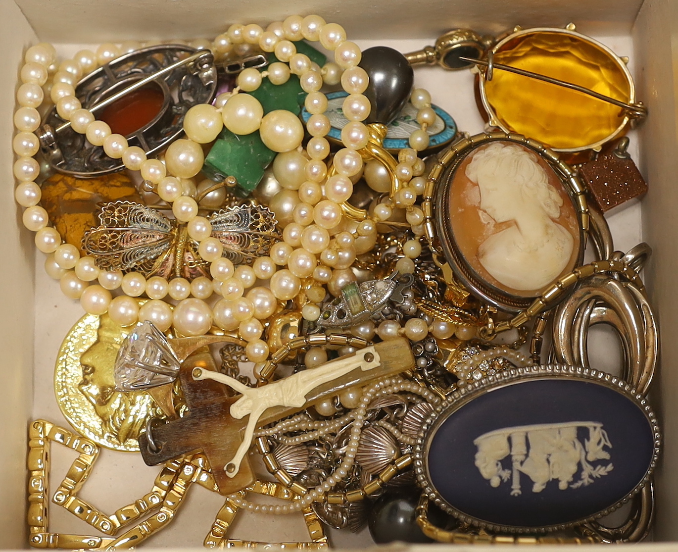 A quantity of assorted jewellery including a 9ct gold, ruby and white opal set pendant and a yellow metal mounted agate brooch.